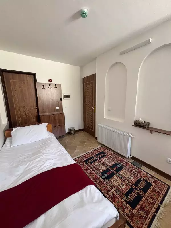 Alibaba https://cdn.alibaba.ir/ostorage/hotel-accommodation-images/687c93e8ac13a7ed0d855a4e_یک تخته.webp